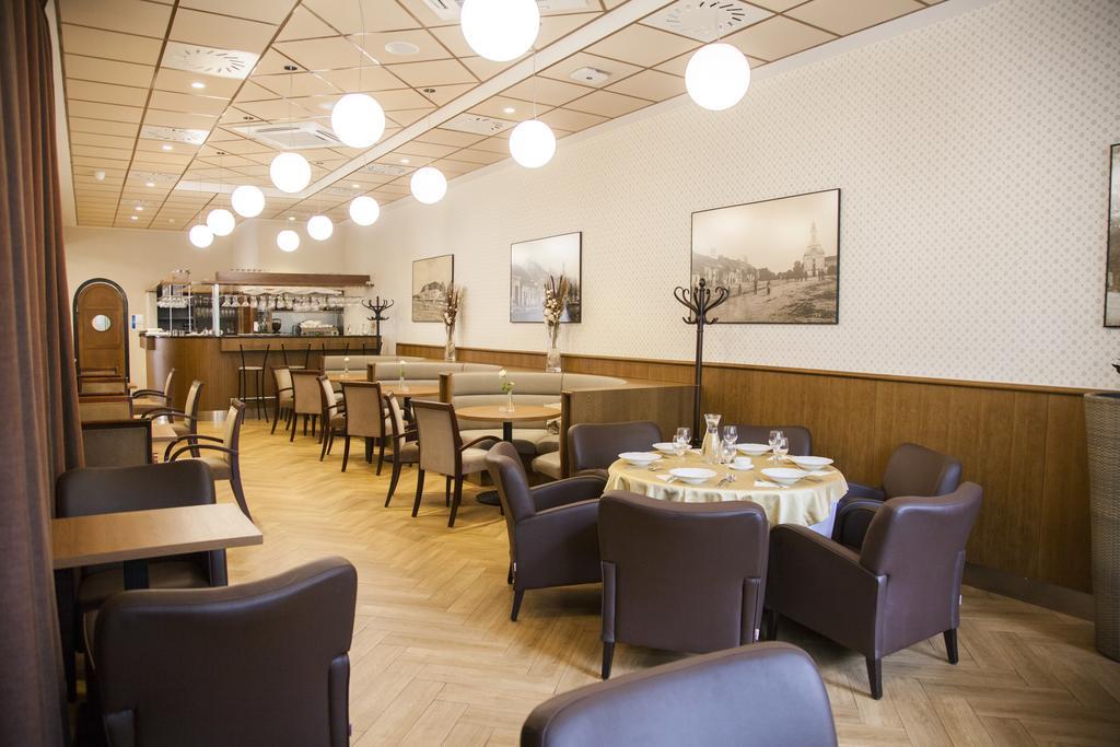 艾米能特酒店 Zlaté Moravce 外观 照片