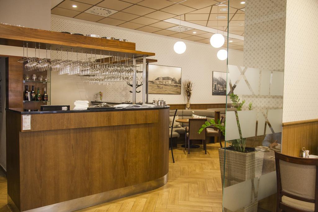 艾米能特酒店 Zlaté Moravce 外观 照片
